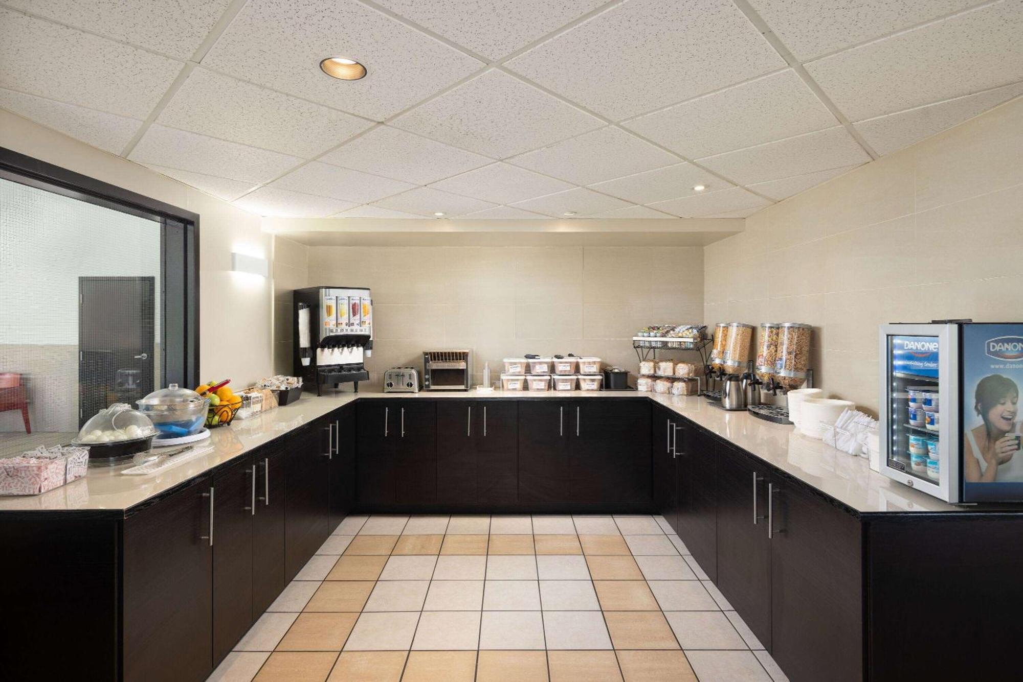 Super 8 By Wyndham Sainte Agathe Des Monts Sainte-Agathe-des-Monts Exterior foto